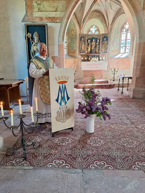 Pfarrvikar Ninh begrüßt die Gläubigen zur Messfeier in der Laurentiuskapelle am 01.05.26 | Foto: Pfarrei St. Jakobus Miltenberg