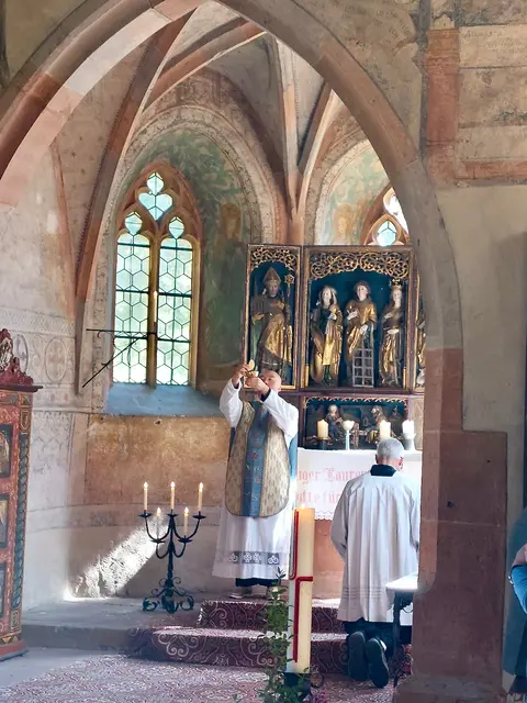 Pfarrvikar Ninh zelebrierte den Gottesdienst am 01.05.26 in der Laurentiuskapelle | Foto: Pfarrei St. Jakobus Miltenberg