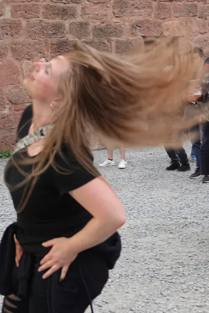 Zwischen 18 und 22 Uhr wird die Altstadt zur Bühne eines Flanierstücks, das irgendwo zwischen Filmklassiker, Frühlingspoesie und charmantem Kaufrausch pendelt. Zwanzig Geschäfte öffnen ihre Türen, als hätten sie sich verschworen, die Stadt für ein paar Stunden in eine Mischung aus Via Veneto und Wertheimer Fachwerk zu verwandeln. 
