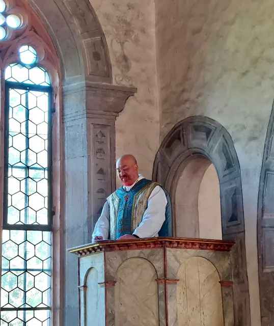 Pfarrvikar Ninh predigte von der Kanzel der Laurentiuskapelle | Foto: Pfarrei St. Jakobus Miltenberg