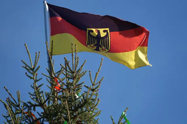 Der Maibaum, als Zeichen der Fruchtbarkeit und des Gemeinsinns, wird vielerorts in den Himmel gestemmt und ist Mittelpunkt zahlreicher Dorf- und Stadtfeste. 