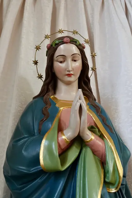 Die Maiandacht vor dem Marienaltar (hier in Heppdiel) wird zum Ort, an dem Generationen zusammenkommen und gemeinsam beten, singen und feiern. 