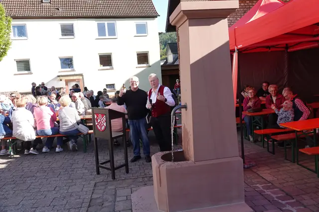 Nach der Sanierung und Segnung des neuen Brunnens in Eichenbühl sprudelt das frische, kühle Nass wieder im Ortszentrum  (Siehe auch eigener Bericht ) !