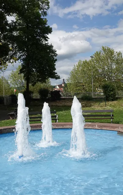  Brunnen werden nicht nur als physische Strukturen geehrt, sondern als spirituelle Orte des Übergangs und der Verwandlung, eingebettet in die Rituale des Frühlings.