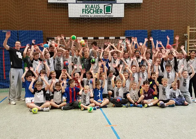 Prominenter Besuch: Weltmeister Dominik Klein 
mit unseren Jugendlichen. "Einmal Tuspo - Immer Tuspo" | Foto: Tuspo Obernburg Handball Abteilung