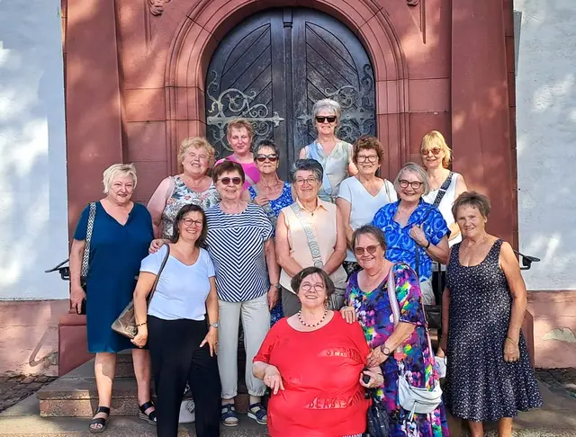 Die Frauen vom Breitendieler Frauenbund an der Klosterkirche auf dem Engelberg