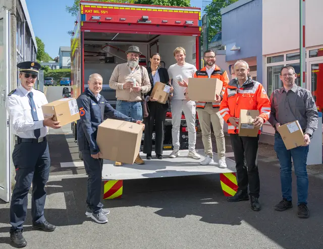 Gemeinsam packten sie an, bis 200 Geschirrsets im Lastwagen verstaut waren (von links): Kreisbrandrat Martin Spilger, Stefan Wolf (THW), stellvertretender Landrat Bernd Schötterl, Jasmin Grußler (Abteilungsleiterin Sicherheit und Ordnung), Daniel Koziol (Firma Koziol), Julian Fuchs und Edwin Pfeifer (beide BRK) und Christopher Braun (Landratsamt). | Foto: Winfried Zang