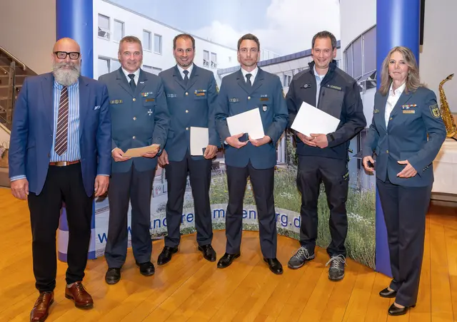 Stellvertretender Landrat Bernd Schötterl (links) und Karin Munzke (Leiterin THW-Regionalstelle, rechts) gratulierten diesen THW-Aktiven zu ihren Auszeichnungen. | Foto: Winfried Zang