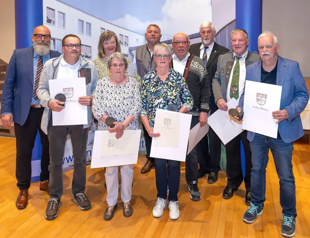 Diese Gruppe nahm aus den Händen des stellvertretenden Landrats Bernd Schötterl (links) Ehrenplaketten entgegen. | Foto: Winfried Zang