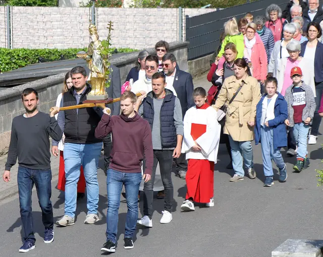 Bei der Bittprozession am Sonntag wird die Barockfigur des Winzerpatrons St. Urban von Mitgliedern des Weinbauvereins mitgetragen. | Foto: Dominik Pagio