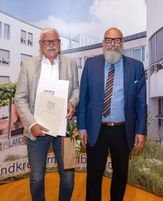 Den Sonderpreis für besonderes bürgerschaftliches Engagement übergab stellvertretender Landrat Bernd Schötterl (rechts) an Dr. Eberhard Kroth. | Foto: Winfried Zang