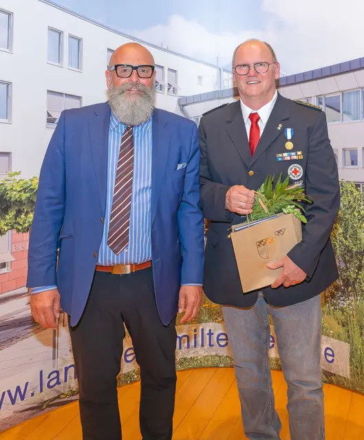 Stellvertretender Landrat Bernd Schötterl (links) gratulierte Thomas Kling zum Bayerischen Verfassungsorden, den er von Landtagspräsidentin Aigner bekommen hatte.  | Foto: Winfried Zang