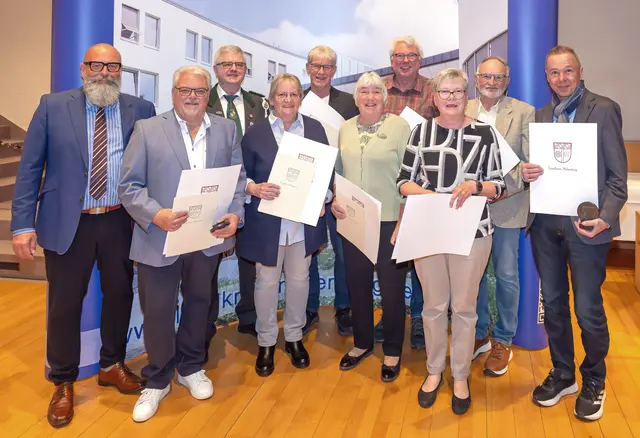 Neun weitere Ehrenplaketten überreichte stellvertretender Landrat Bernd Schötterl (links) an diese Bürgerinnen und Bürger. | Foto: Winfried Zang