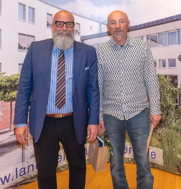 Die Kommunale Dankurkunde überreichte stellvertretender Landrat Bernd Schötterl (links) an Roland Arnold. | Foto: Winfried Zang