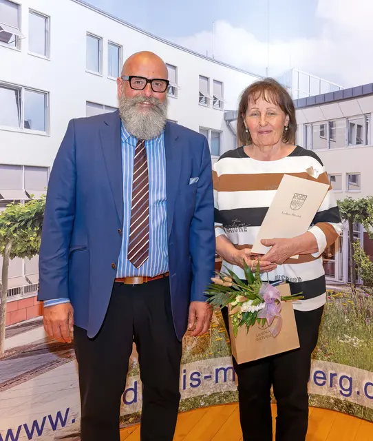 Waltraud Bernard, die für ihre vorbildliche Leistung in den Bereichen Gesundheit, Pflege und Prävention den Weißen Engel bekommen hatte, nahm Glückwünsche von stellvertretendem Landrat Bernd Schötterl entgegen. | Foto: Winfried Zang