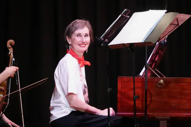 Sylvia Ackermann -  musikalische Leiterin am Hammerflügel.
