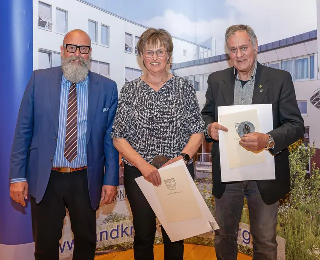 Ehrenplaketten aus dem Jahr 2024 übergab stellvertretender Landrat Bernd Schötterl (links) an Juanita Schwaab und Reinhold Greubel. | Foto: Winfried Zang