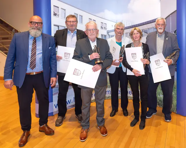 Übergabe der Ehrenpreise mit (von links) dem stellvertretenden Landrat Bernd Schötterl, Adolf Weis, Reinhard Lattin, Elvira Kuhn, Susan Bryant und Josef Rodenfels. | Foto: Winfried Zang