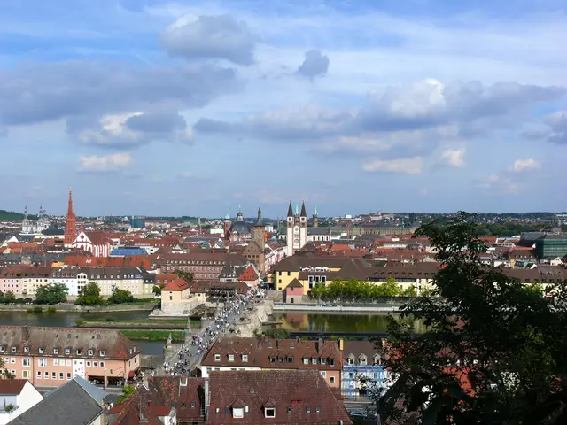 Blick auf Würzburg (Foto: Roland Schönmüller)   - Katholikentag Würzburg 2026: Dialog, Mut und neue Wege.
Ein Großereignis zwischen Tradition und Aufbruch.
Vom 13. bis 17. Mai 2026 steht Würzburg im Zeichen des 104. Deutschen Katholikentags. Die traditionsreiche Veranstaltung, die erstmals 1848 stattfand, bringt erneut zehntausende Besucherinnen und Besucher in die Stadt am Main. Unter dem Leitwort „Hab Mut, steh auf!“ lädt das Treffen zu offenen Diskussionen, Gebet und Begegnung ein – und stellt sich bewusst den zentralen Herausforderungen von Kirche und Gesellschaft.
Der Katholikentag versteht sich als lebendiges Forum für Dialog und Erneuerung. Im Mittelpunkt stehen Fragen nach Glaubwürdigkeit, Jugendbeteiligung, sozialer Gerechtigkeit und ökologischer Verantwortung. Junge Menschen erwarten Räume für echte Spiritualität und konsequente Aufarbeitung der Missbrauchskrise. Ebenso werden gesellschaftspolitische Themen wie Demokratie, Zusammenhalt und Migration intensiv diskutiert. Kritische Stimmen bemängeln, dass klassische kirchliche Themen weniger präsent sind, während andere die mangelnde Klarheit bei Reformfragen betonen.
Die Organisatoren setzen auf Transparenz und Teilhabe, doch die steigenden Kosten für Unterkunft und Teilnahme werfen Fragen nach sozialer Gerechtigkeit auf. Nachhaltigkeit, regionale Versorgung und eine nachvollziehbare CO₂-Bilanz sollen die Glaubwürdigkeit kirchlicher Schöpfungsverantwortung stärken. Neben dem vielfältigen Programm werden Orte der Stille geschaffen, um spirituelle Tiefe und Begegnung zu ermöglichen – Würzburg zeigt sich dabei nicht nur als Kulisse, sondern als aktiver Partner des Katholikentags.
Der Katholikentag 2026 bietet die Chance, Mut zu zeigen: in gesellschaftlichen Debatten, im Blick auf die eigenen Strukturen und blinden Flecken. Er lädt dazu ein, Kirche neu zu denken – zwischen Anspruch und Wirklichkeit, Tradition und Aufbruch. Die Stadt Würzburg und ihre Menschen tragen diese besondere Atmosphäre mit, die den Alltag übersteigt und zum gemeinsamen Gestalten einlädt.
