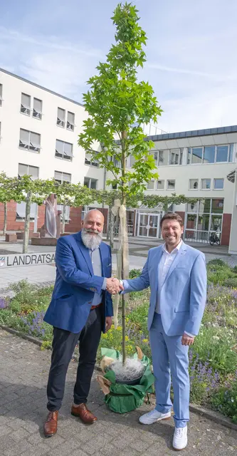 Einen Amberbaum überreichte Bernd Schötterl (links), bis 30. April stellvertretender Landrat, dem neuen Landrat Björn Bartels. | Foto: Winfried Zang
