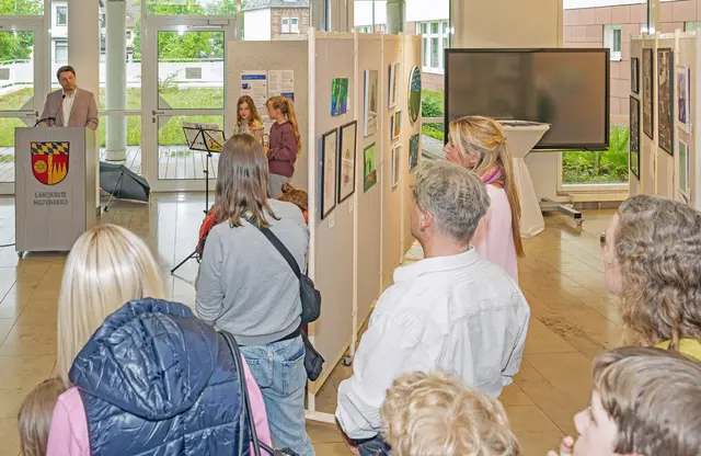 Landrat Björn Bartels begrüßte zur Vernissage des Jugendkulturpreises in der Sparte Musik zahlreiche Gäste im Foyer des Landratsamtes. Musikalisch umrahmten Rosalie Schindler und Irma Folger (rechts neben dem Landrat) die Veranstaltung | Foto: Winfried Zang