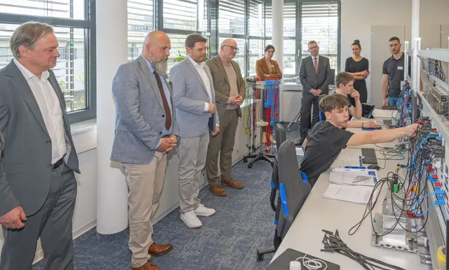 Spannende Einblicke in die Ausbildung der jungen Menschen bekamen die Landräte im Alcon-Ausbildungszentrum. 

 | Foto: Winfried Zang