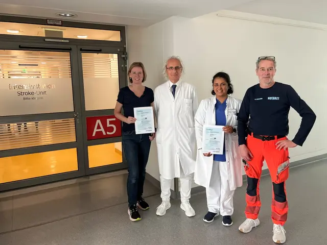 Katja Roos (Stationsleitung A5 Intensivstation), Dr. Peter A. Oberst (Chefarzt Innere Medizin Mosbach), Khouvany Permalloo (Assistenzärztin Innere Medizin) und Matthias Schellmann (Oberarzt Innere Medizin) nahmen das Zertifikat zur Re-Zertifizierung der Stroke Unit am Standort Mosbach gemeinsam entgegen.

 | Foto: Neckar-Odenwald-Kliniken