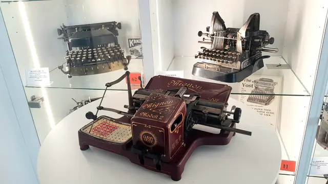 Mitte: Rote Mignon, Zeigerschreibmaschine mit Typenzylinder, AEG, Berlin 1905