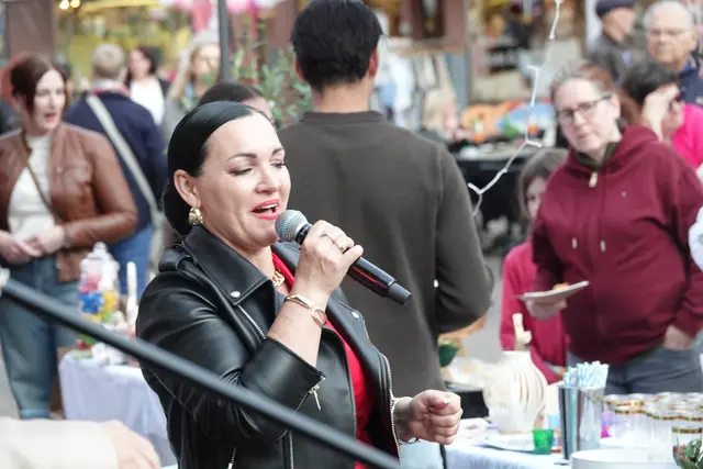 Schon früh füllten sich in Wertheim die Gassen. Die farbigen Lichtinstallationen legten einen weichen Schimmer über Marktplatz und Münzgasse, während das Italo‑Duo Graziano &amp; Ursula mediterrane Leichtigkeit in die Altstadt brachte. Viele Besucherinnen nutzten die Gelegenheit, die Innenstadt einmal ohne Eile und ohne familiäre Verpflichtungen zu erleben. Für manche war es der erste Abend seit Wochen, an dem sie nicht zwischen Haushalt, Terminen und mentaler Dauerpräsenz pendelten, sondern einfach draußen waren – als Frauen, nicht als Funktionsträgerinnen.