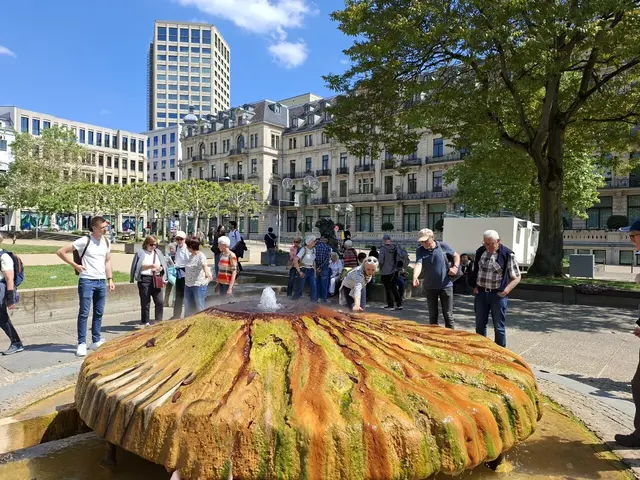 Mit einer Temperatur von über 66 °C sprudelt das Wasser aus dem Kochbrunnen | Foto: Josef Eck