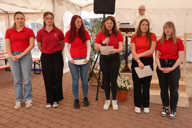Einen festlichen und zugleich besinnlichen Akzent setzte der Gottesdienst am Sonntagvormittag, den Pfarrer Artur Fröhlich unter das bekannte Feuerwehrmotto „Gott zur Ehr, dem Nächsten zur Wehr“ stellte. Dabei ging er auf die Bedeutung und Symbolik dieses Leitwortes ein, das seit langem für selbstlosen Dienst, Hilfsbereitschaft und Verantwortung gegenüber dem Mitmenschen steht. Sechs junge Feuerwehrfrauen sprachen dazu passend die Fürbitten und nahmen Bezug zu aktuellen Themen, die alle betreffen und beschäftigen. 