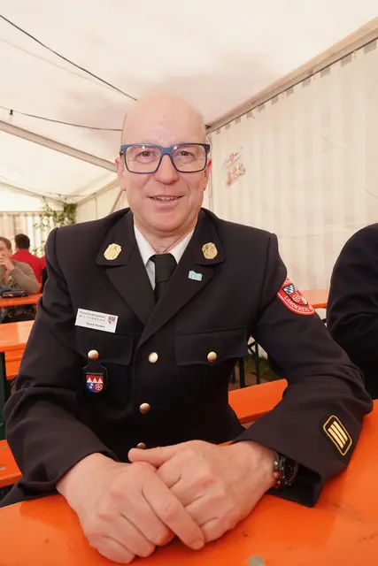 Rund zwei Dutzend Aktive, darunter acht Feuerwehrfrauen, stehen für eine Wehr, die sich mit vorbildlichem Eifer in Übungen und Weiterbildung einbringt, wie Kreisbrandinspektor Hauke Muders betonte. 