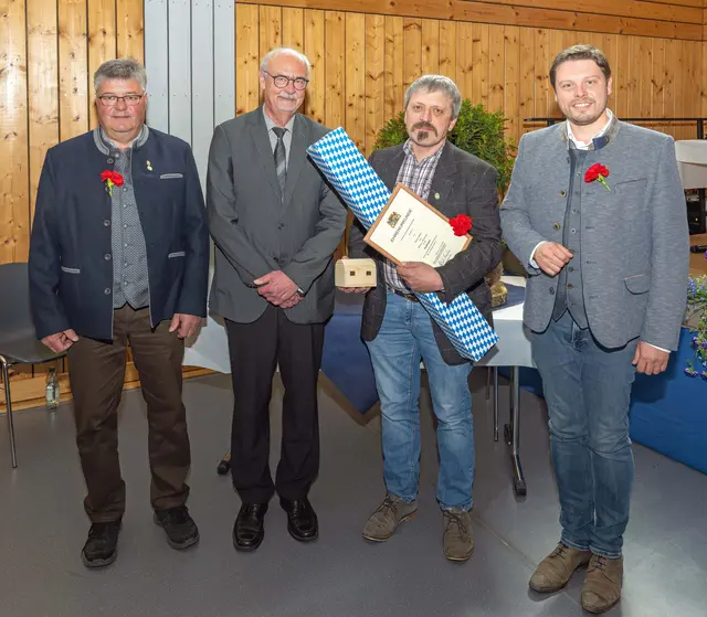 In Vertretung nahm Matthias Fries (zweiter von rechts) die Urkunde für Johann Lipperts 50-jähriges Engagement entgegen. Dazu gratulierten (von links Kreisobmann Christian Schüßler und Vermessungsamtsleiter Wolfgang Reindl sowie (rechts) Landrat Björn Bartels. | Foto: Winfried Zang