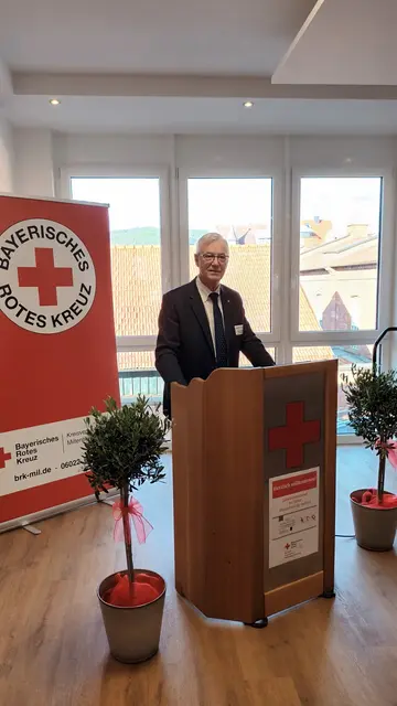 Im Mittelpunkt des Jubiläumsabends stand der Vortrag des BRK-Ehrenmitglieds Reinhold Dietsch, ehemaliger Bezirksgeschäftsführer des BRK Unterfranken.