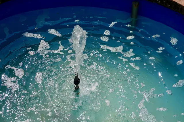 Gerade jetzt lohnt der Blick auf die gesundheitlichen Aspekte, die das Schwimmen so unwiderstehlich machen. Es ist ein Sport, der niemanden ausschließt – vom Kleinkind mit Schwimmflügeln bis zum Senior, der im Wasser plötzlich wieder eine Leichtigkeit spürt, die an frühere Jahrzehnte erinnert. Gelenke werden entlastet, Herz und Kreislauf gestärkt, die Lunge freut sich über rhythmische Arbeit, und der Kopf über jene besondere Stille, die nur unter Wasser entsteht. Ein Generationenbad, im besten Sinne.