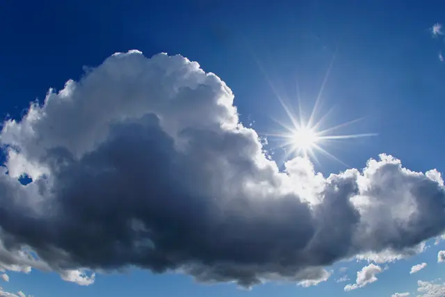 Vierzig Tage nach Ostern feiert das Christentum die Himmelfahrt Jesu, also nicht einen senkrechten Transportvorgang in meteorologische Höhen, sondern den Eintritt Christi in die göttliche Herrlichkeit, wie es die Theologie mit wohlerzogener Präzision formuliert. 

Die Wolke steht dabei nicht für schlechtes Wanderwetter, sondern für das Verhüllende und Heilige, für jene Grenze, an der der Mensch ahnt, dass sich nicht alles vermessen, fotografieren oder in einen Kalender mit Brückentags-Pfeil eintragen lässt. Erst seit der Spätantike wurde das Fest als eigener Feiertag profiliert. Später kam in deutschen Landen die volkstümliche Parallelspur hinzu, deren bekanntestes Gefährt eben nicht der Weihrauchkessel, sondern der Bollerwagen wurde.