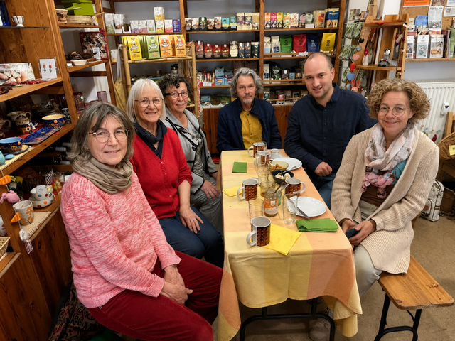 Ehrenamtliche Mitglieder des Weltladen-Teams mit dem Ersten Bürgermeister Markus Krebs im Weltladen Sulzbach. | Foto: Markt Sulzbach a.Main