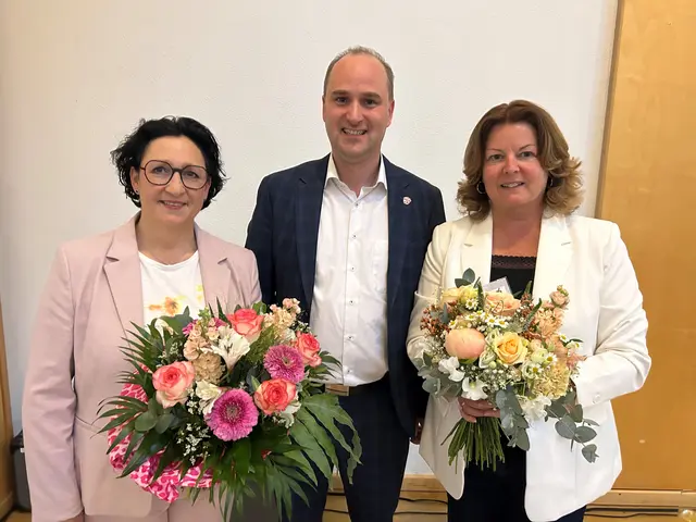 Der Erste Bürgermeister Markus Krebs gratuliert der 2. Bürgermeisterin Anja Dissler (rechts) und der 3. Bürgermeisterin Antje Hennemann (links). | Foto: Markt Sulzbach a.Main