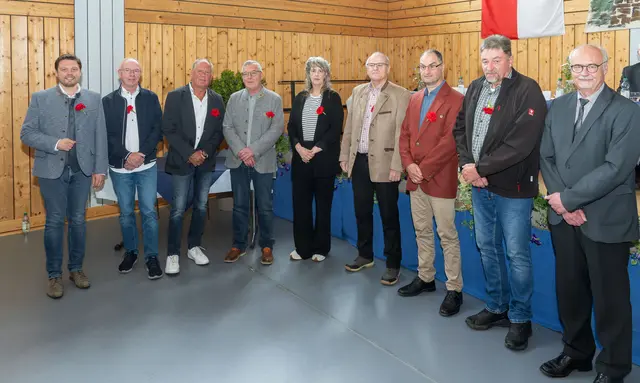 Landrat Björn Bartels (links) vereidigte sieben neue Feldgeschworene; es gratulierte auch Vermessungsamtsleiter Wolfgang Reindl (rechts). | Foto: Winfried Zang
