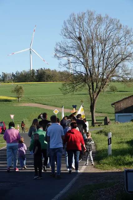 Die Bittprozession ist kein Spaziergang, sondern ein Gehen mit Bedeutung.
Sie führt zu Wegkreuzen, Bildstöcken, Kapellen – jenen kleinen Theatern des Glaubens, die überall in Odenwald, Spessart und Maintal stehen. An jeder Station verdichtet sich das Gebet: früher für Regen, Sonne, Ernte; heute für Frieden, Arbeit, Bewahrung der Schöpfung
