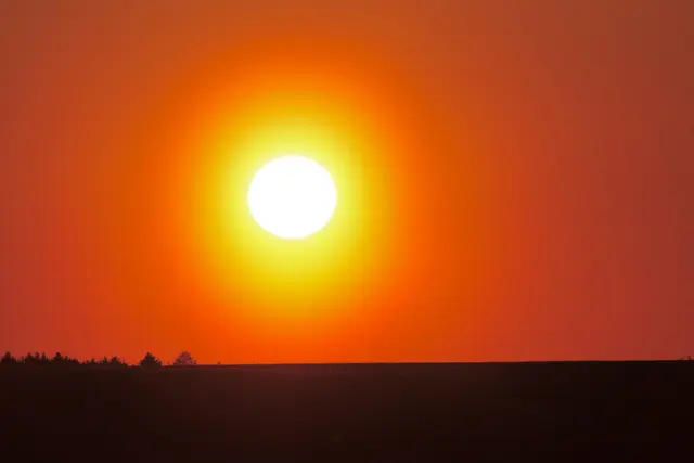 Christi Himmelfahrt und Vatertag gehören, in Deutschland zumal, zu jener eigentümlichen Doppelfeier, in der sich Hochfest und Halbliter, Apostelgeschichte und Ausflugslust, Wolkensymbolik und Wegbier auf mitunter rührende, mitunter rumpelige Weise begegnen.