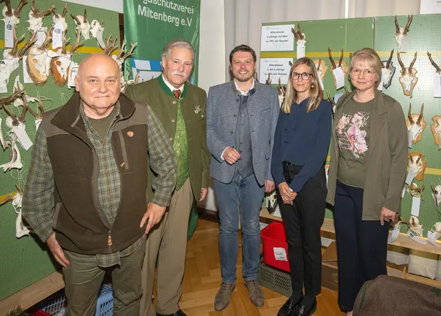 Einen Eindruck von den Ergebnissen des abgelaufenen Jagdjahres verschafften sich (von links) Jagdberater Hubertus Hauk, BJV-Vorsitzender Ralph Keller, Landrat Björn Bartels, Sabine Dobler-Stegmann (Sachgebietsleiterin Naturschutz, Jagd- und Fischereiwesen am Landratsamt) und Veterinäramtsleiterin Dr. Vanessa Schönenbrücher.  | Foto: Winfried Zang