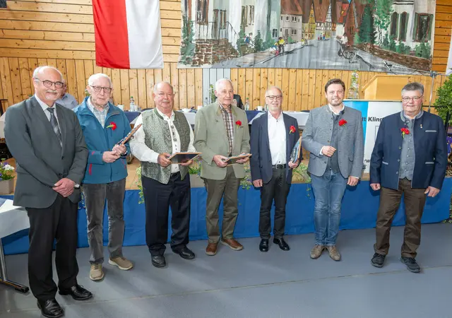 Die für 25 Jahre Tätigkeit als Feldgeschworene Geehrten mit Vermessungsamtsleiter Wolfgang Reindl (links) sowie (von rechts) Kreisobmann Christian Schüßler und Landrat Björn Bartels. | Foto: Winfried Zang