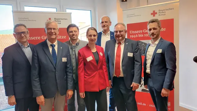 Festabend zum 80-jährigen Bestehen des BRK Kreisverbands Miltenberg-Obernburg. Von links: Bürgermeister Bernd Kahlert, Referent und BRK-Ehrenmitglied Reinhold Dietsch, Landrat Björn Bartels, BRK-Kreisvorsitzende Ute Afifi, Kreisgeschäftsführer Edwin Pfeifer, Bezirksgeschäftsführer des BRK Unterfranken Harald Erhard sowie Uwe Eisner, der zum 1. Oktober 2026 die Position des Kreisgeschäftsführers übernehmen wird.