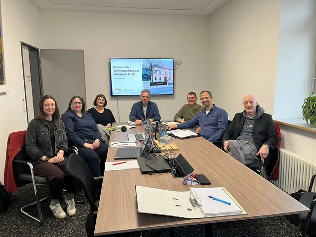 Zum Start der Kommunalen Wärmeplanung traf man sich vor Ort im Rathaus Elztal: (von links) Evelyn Hilbert (EAN), Melanie Meyer (UEA), Energiemanagerin Susanne Keim, Bürgermeister Marco Eckl, Bauamtsleiter Christoph Tanecker, Uwe Ristl (EAN), Karsten Thiel (UEA).
Foto: Gemeinde Elztal
