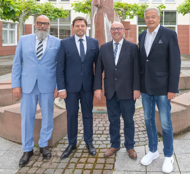 Der neue Landrat mit seinen Stellvertretern. Im Bild (von links) stellvertretender Landrat Bernd Schötterl, Landrat Björn Bartels und die weiteren Stellvertreter Ralf Reichwein und Günther Oettinger.  | Foto: Winfried Zang