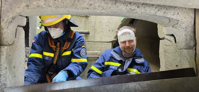 Der Verletzte ist trotz Kopfwunde wohl auf wird von einem Helfer betreut. | Foto: THW Miltenberg