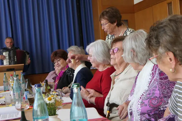 Waltraud Schönborn gab in geselliger Runde ihren Geburtstag aus. | Foto: Stefan Wolf