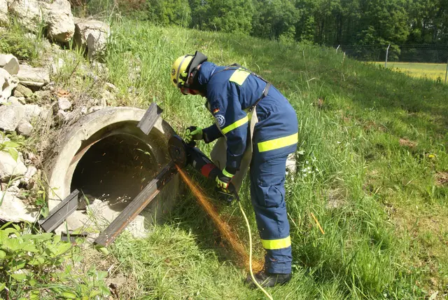 Mit dem Winkelschleifer mussten Stahlträger getrennt werden, um den Zugang frei zu bekommen. | Foto: THW Miltenberg