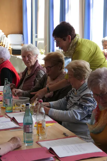 Eine ganze Kiste an Schmunzelsteinen hatte das Helferteam organisiert. | Foto: Stefan Wolf